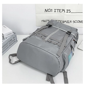 Dettaglio dello zaino in nylon grigio impermeabile con chiusura a patta e due fibbie