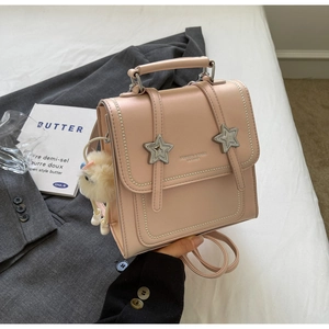 Rosa Mini-Rucksack aus PU-Leder mit silbernen Sternen und beige Plüsch-Anhänger Detail