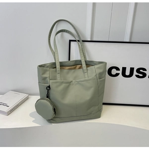 Große salbeigrüne Nylon-Tote-Bag mit Vordertaschen und passendem runden Münzfach-Detail