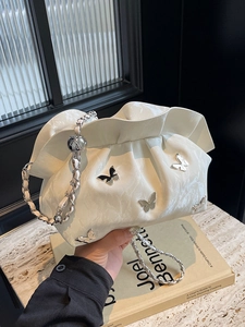 Sac nuage froncé blanc avec papillons argentés et bandoulière en chaîne métallique