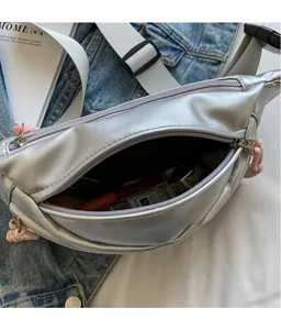Interno del marsupio in pelle PU argento con spazio per cosmetici e accessori