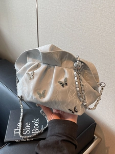 Sac nuage plissé argenté avec papillons métalliques et bandoulière chaîne chic