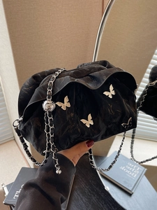 Sac nuage plissé noir gothique avec breloques papillons argentées et chaîne