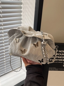 Sac nuage plissé argenté pour femme avec breloques papillon et bandoulière réglable