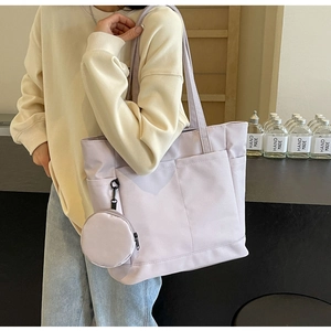 Detail der fliederfarbenen Nylon-Tragetasche mit passender runder Münztasche