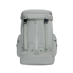 Zaino grigio chiaro impermeabile con coulisse per sport all'aperto e viaggi con patta