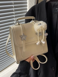 Mini cremefarbener PU-Leder Rucksack für Damen mit Stern-Metallverzierung und Anhänger