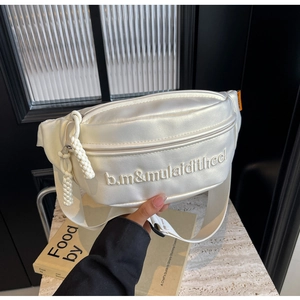 Dettaglio ravvicinato del marsupio in pelle PU bianco perlato con ricamo e tirante intrecciato