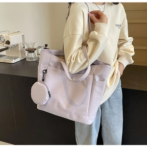Detailansicht der fliederfarbenen Nylon-Tragetasche mit passendem Münzfach im Café