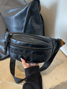 Marsupio alla moda in pelle PU nera opaca con etichetta arancione e ricamo di lettere
