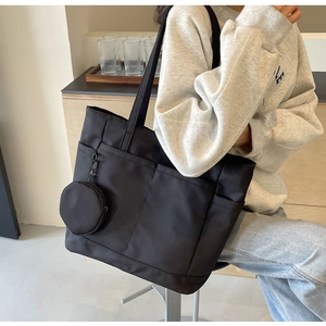 Detail einer schwarzen wasserdichten Nylon-Tragetasche mit abnehmbarem kleinen Münzbeutel