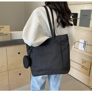 Detail der schwarzen wasserdichten Nylon-Tragetasche mit Taschen und abnehmbarem Münzfach