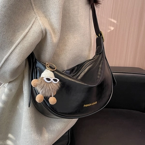 Borsa a Spalla Mezzaluna in Pelle PU da Donna Borsa a Tracolla di Grande Capacità Borsa Dumpling Minimalista Con Ciondolo in Peluche Borsa Trendy Quotidiana
