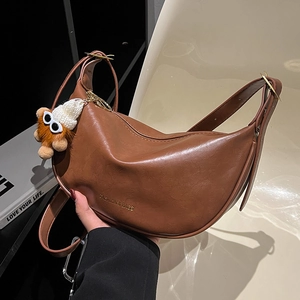 Borsa a mezzaluna retrò marrone scuro con tracolla larga e ciondolo a forma di orso
