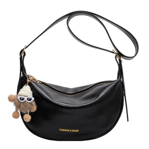 Elegante borsa a tracolla a mezzaluna nera con hardware dorato e ciondolo in peluche