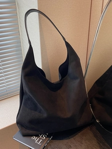 Grande borsa hobo nera in pelle scamosciata dal design minimalista e consistenza morbida