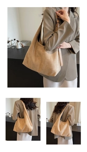 Détail d'un grand sac hobo en daim marron avec bandoulière en cuir réglable pour femmes