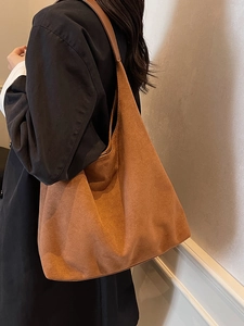 Grande borsa a spalla in pelle scamosciata marrone retrò con design a secchiello