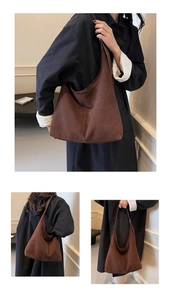 Détail du grand sac hobo en daim marron avec surpiqûres verticales et bandoulière