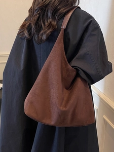 Borsa hobo retrò in pelle scamosciata marrone vista dal retro per un outfit autunnale