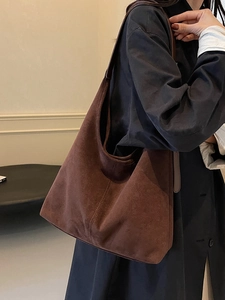 Grand sac cabas hobo rétro en daim marron café avec bandoulière pour femme élégante