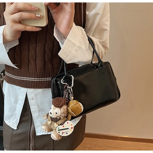 Détail du sac à main Boston vintage brillant avec accessoires de charme en peluche