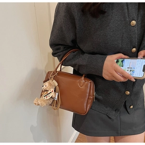 Sac à main en cuir marron avec poignées fines et charm ours mignon pour le quotidien