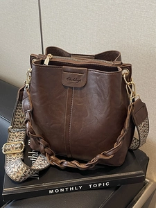 Women's Retro PU Leather Bucket Tote Bag Large Capacity Crossbody Shoulder Bag With Wide Strap Simple Stylish Handbag