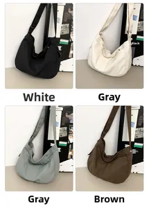 Detailweergave van grote canvas hobo tas in de kleuren zwart, wit, grijs en bruin