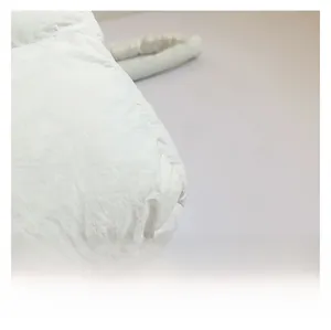 Détail rapproché de la texture du tissu matelassé blanc doux avec coutures sur le sac