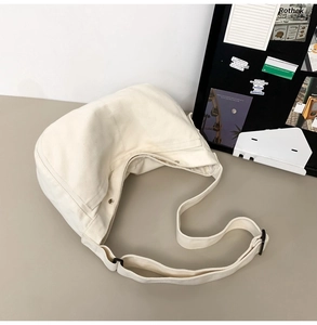 Flachbild der weißen Canvas Hobo-Tasche mit verstellbarem Gurt und schwarzer Schnalle