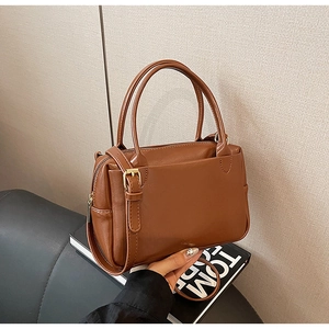 Détails de sac à main marron avec bandoulière réglable et fermoirs métalliques robustes
