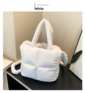 Gros plan du sac à main matelassé blanc avec texture carrée douce et bandoulière