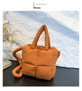 Détail du sac matelassé marron avec texture rembourrée douce et bandoulière pratique