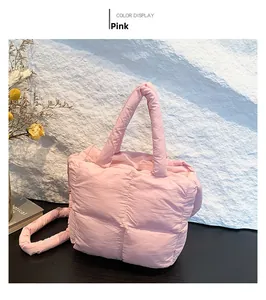 Détail du sac matelassé rose doux avec texture à carreaux et poignée assortie