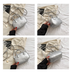 Viste dettagliate della mini borsa argento metallizzato testurizzato con tracolla