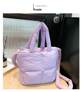 Détail du sac nuage matelassé violet avec poignées rembourrées et bandoulière