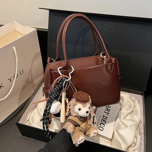 Sac à main Boston en cuir marron dans un coffret cadeau avec breloques ours et baseball