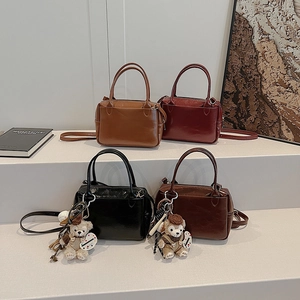 Sacs à main Boston rétro en cuir PU en quatre couleurs avec finition cirée et poignées top