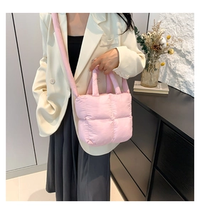 Sac fourre-tout matelassé rose poudré avec une bandoulière élégante pour femme