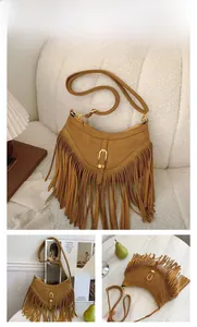 Détail du sac bandoulière en daim marron avec franges bohèmes et boucle dorée chic