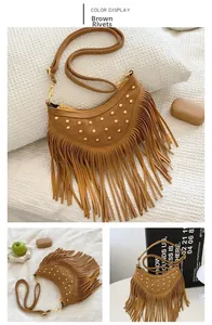 Détail du sac en daim marron avec franges et rivets dorés de style bohémien chic