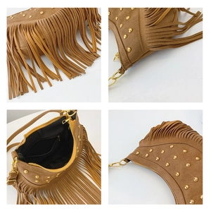 Détail du sac en daim marron avec franges, clous dorés et poche intérieure zippée