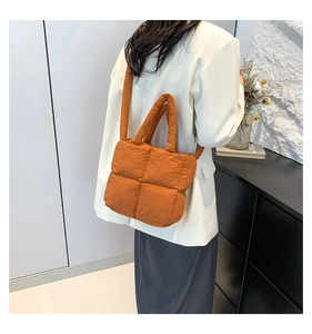 Détail du sac cabas matelassé caramel avec texture carrée rembourrée et bandoulière