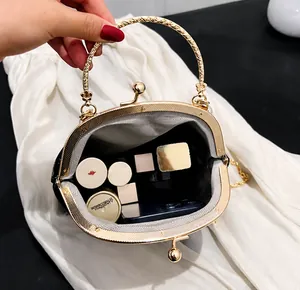 Detalle del interior del bolso bordado chino con asa metálica y gran capacidad