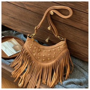 Détails du sac hobo bohème marron avec des franges et des clous dorés élégants