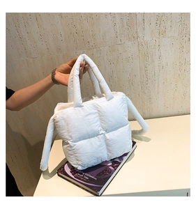 Détail du sac cabas rembourré blanc avec texture matelassée et bandoulière souple
