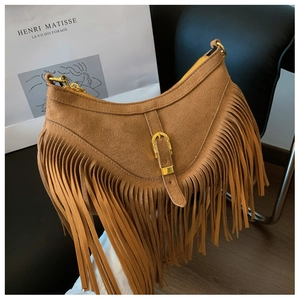 Détail de sac à franges en daim marron avec boucle dorée et style bohème vintage