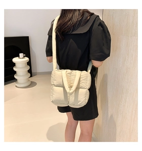 Sac à bandoulière matelassé crème avec sangle large et texture en nylon doux