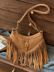 Sac bandoulière en daim marron à franges style bohème avec détails en métal doré